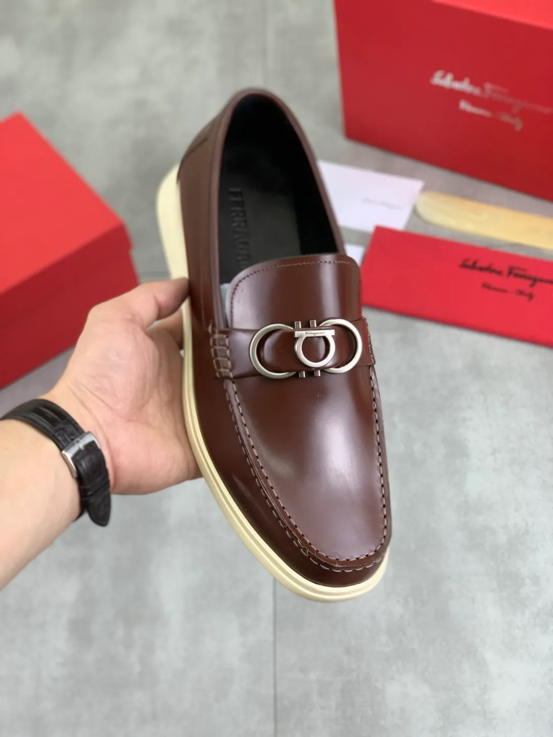Men's Men's Shoes 💰P580💰[New Style] Water-dyed Niuli 🆘[Salvatore Ferragamo] Ferragamo's latest casual business leather shoes for men! Listed simultaneously! The fabric is made of specially imported original open-edge beaded calfskin, and the interior is made of imported water-dyed cowhide. It is absolutely luxurious and leads the fashion trend. Matching code: 38-44 (45 and 46 can be customized) Black, brown and burgundy colors available